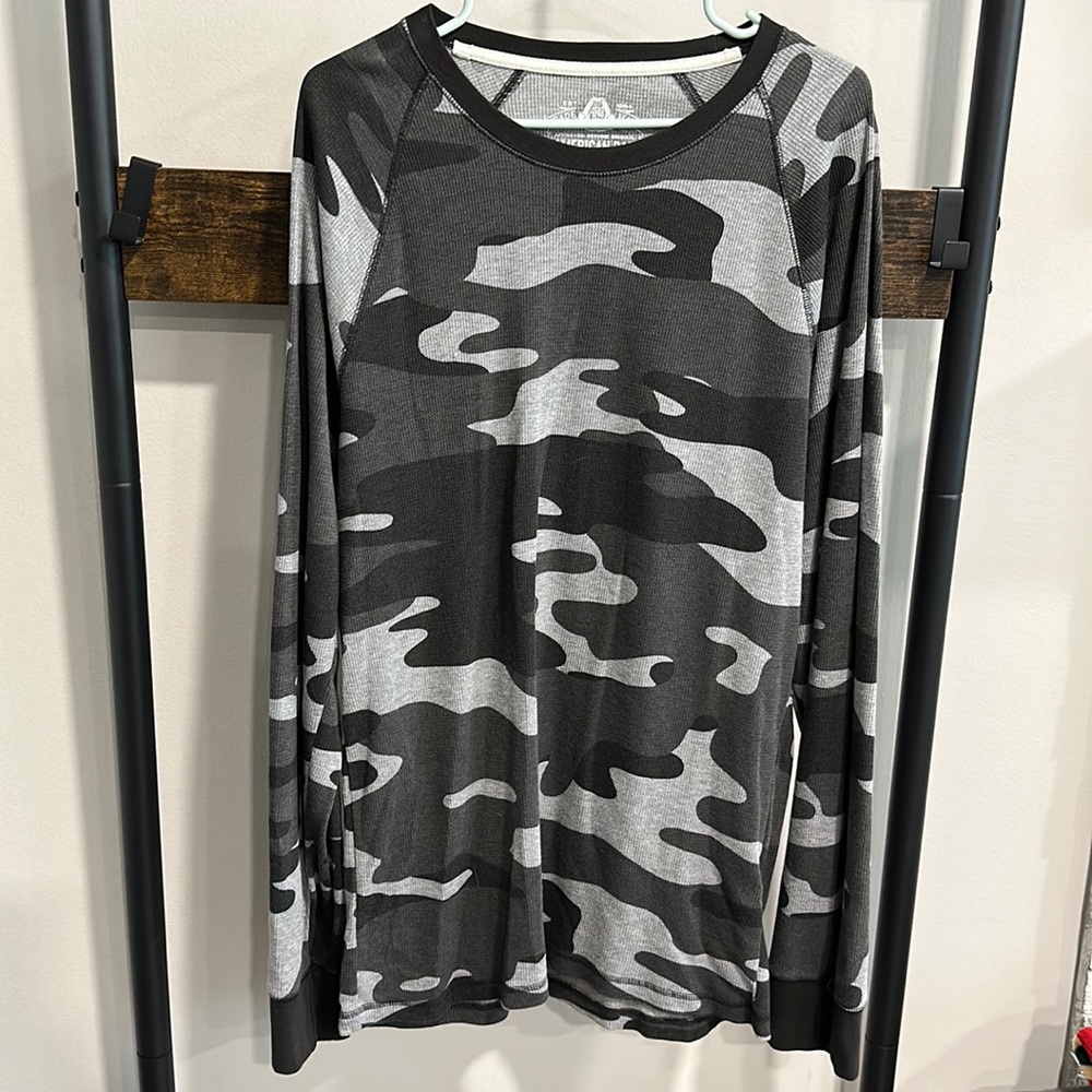 American Rag Cie Men's XXL black & gray long sleeve shirt.